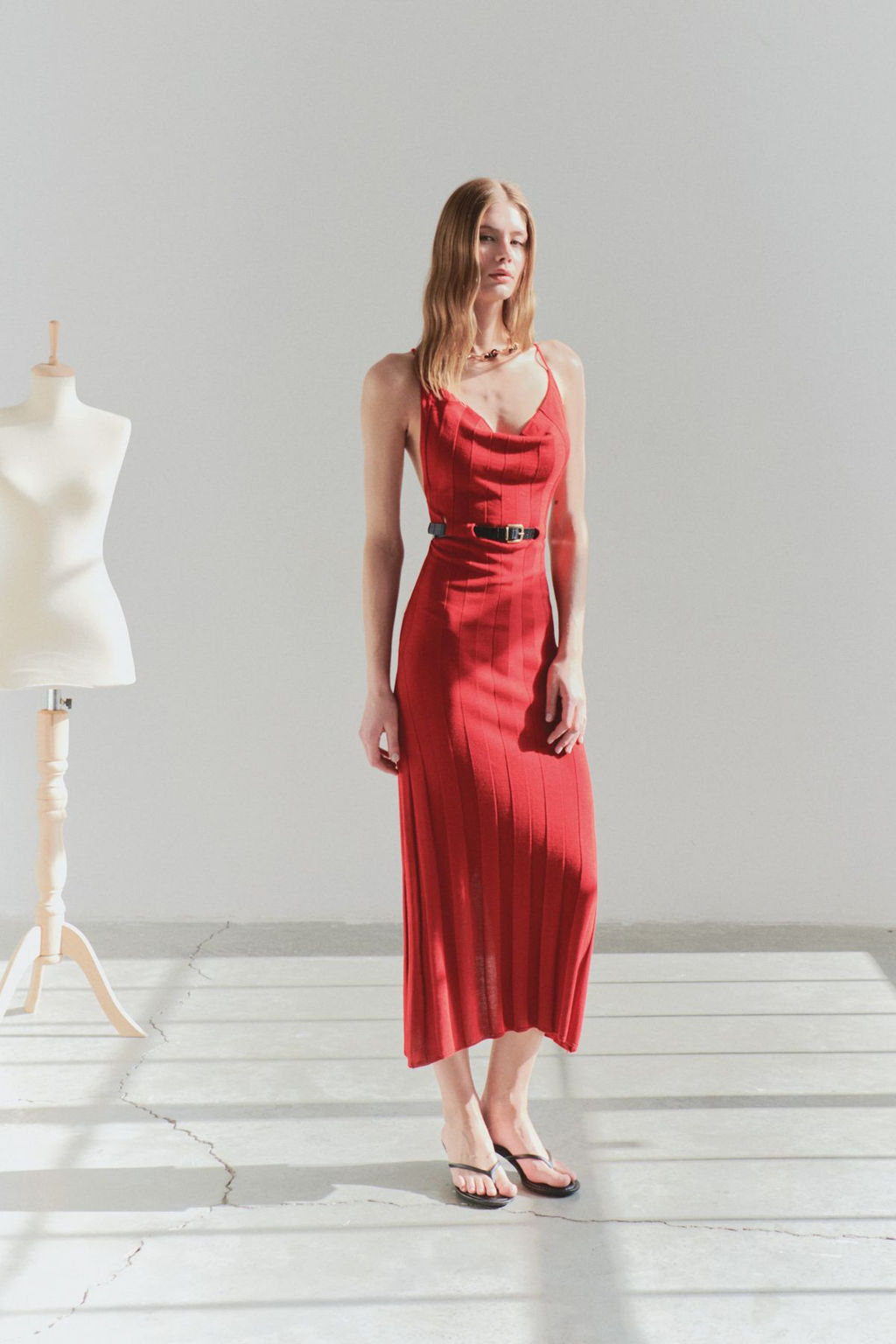 TRENDYOLMILLA Limited Edition K?rm?z? Maxi Triko S?rt Dekolteli Kemer Detayl? Elbise TWOSS25EL00500