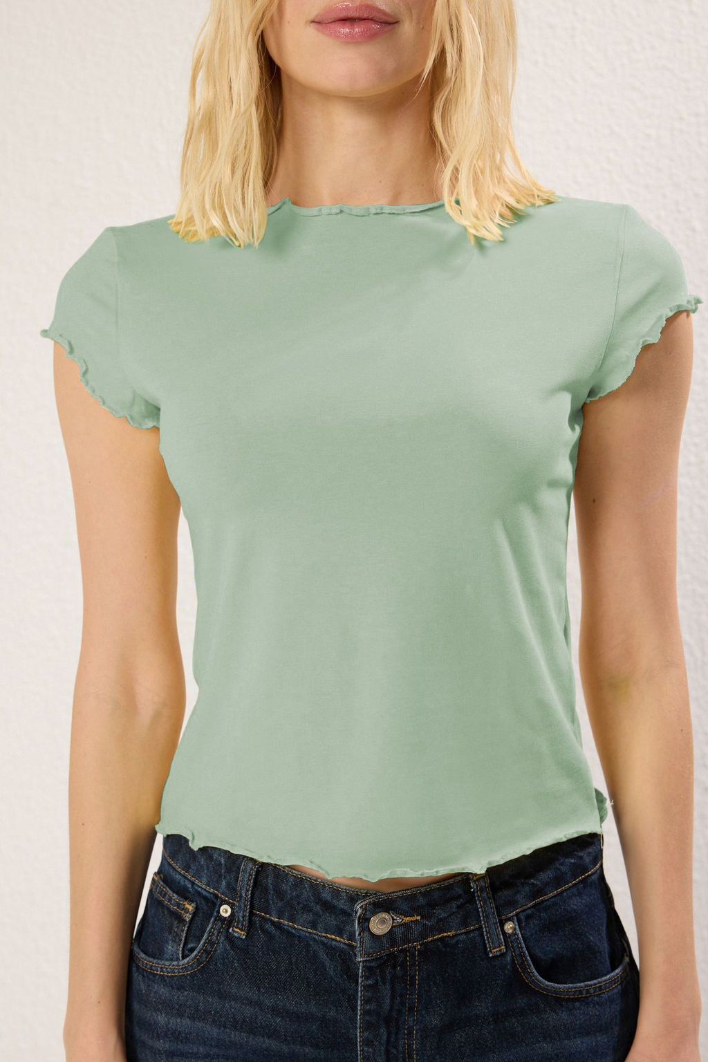 TRENDYOLMILLA Sar? Fitted/Vucuda Oturan Crop/K?sa Standart Kol Orme T-Shirt TWOSS25TS00007 фото 3