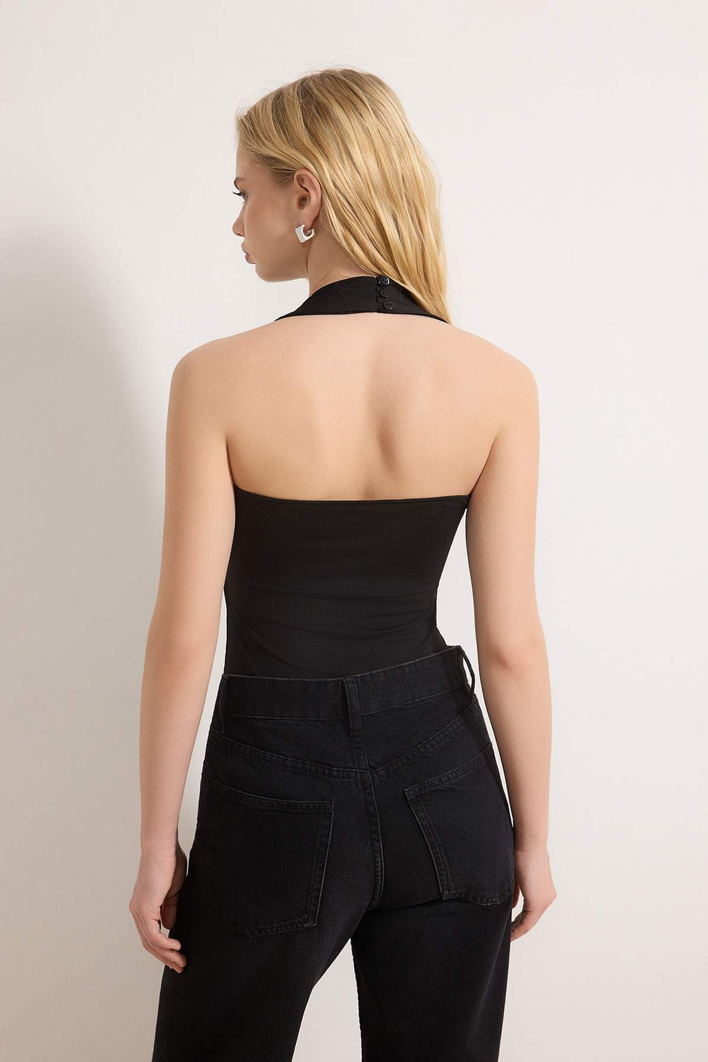 Siyah Vucuda Oturan Boyundan Baglamal? Kolsuz Esnek Orme Body TWOSS26BD00008