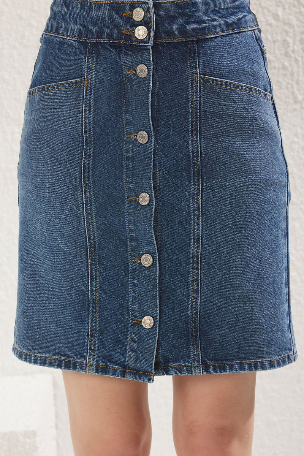 TRENDYOLMILLA Mavi Onden Dugmeli Dikis Detayl? Normal Bel Mini Denim Etek TWOSS25ET00004  фото 4