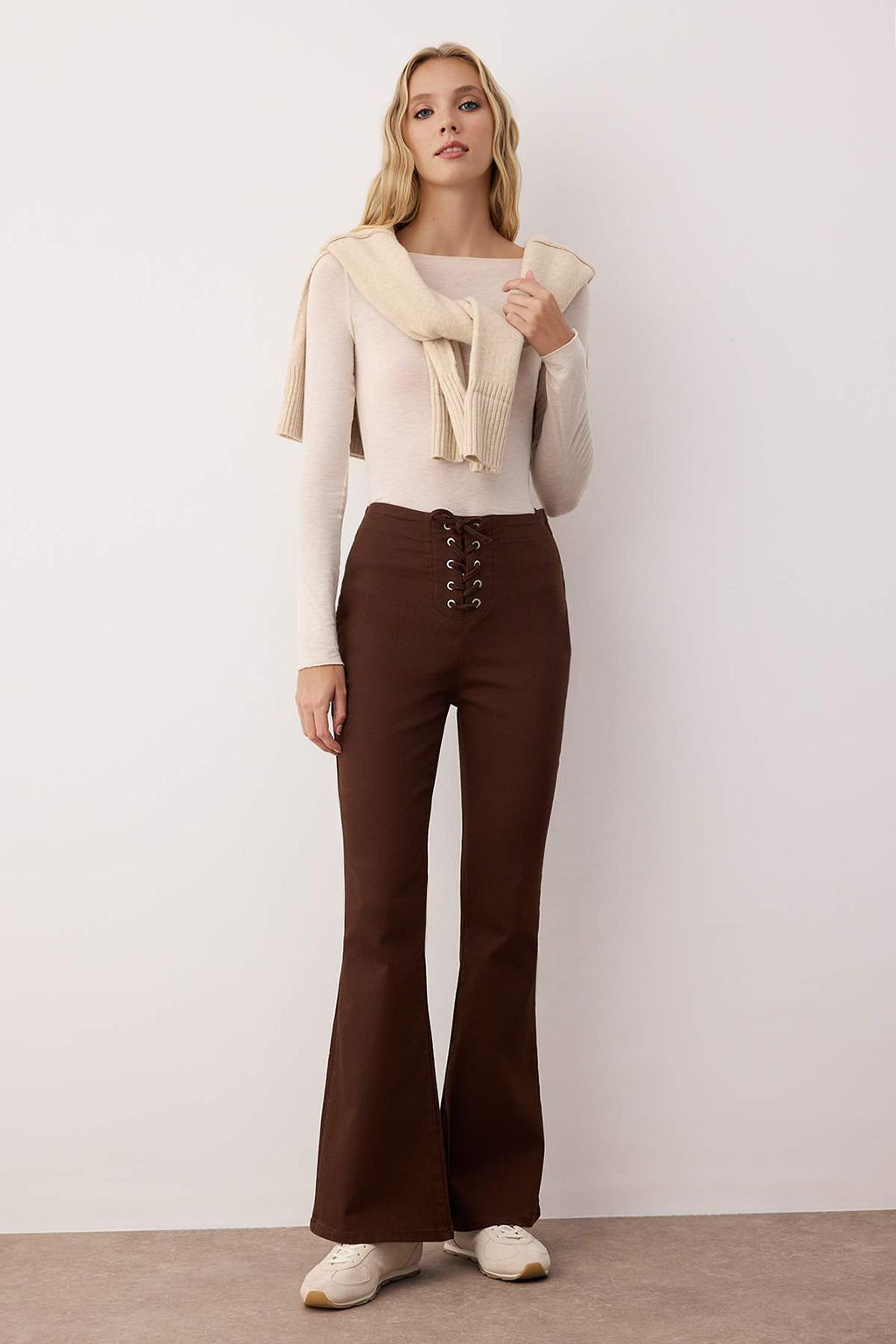 Kahverengi Flare Kal?p Baglama Detayl? Gabardin Pantolon TWOAW26PL00064