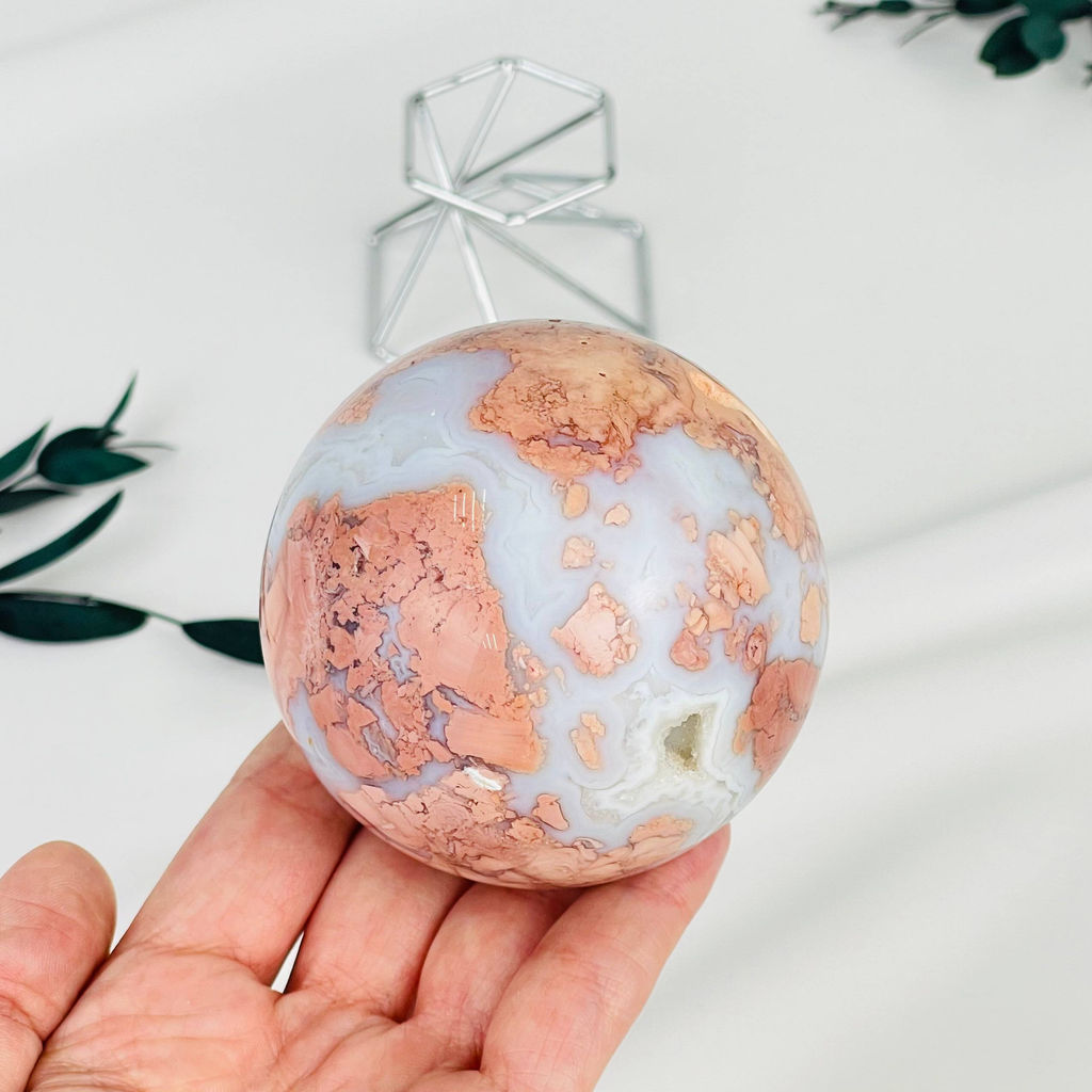 Шар из розового цветочного Агата на подставке