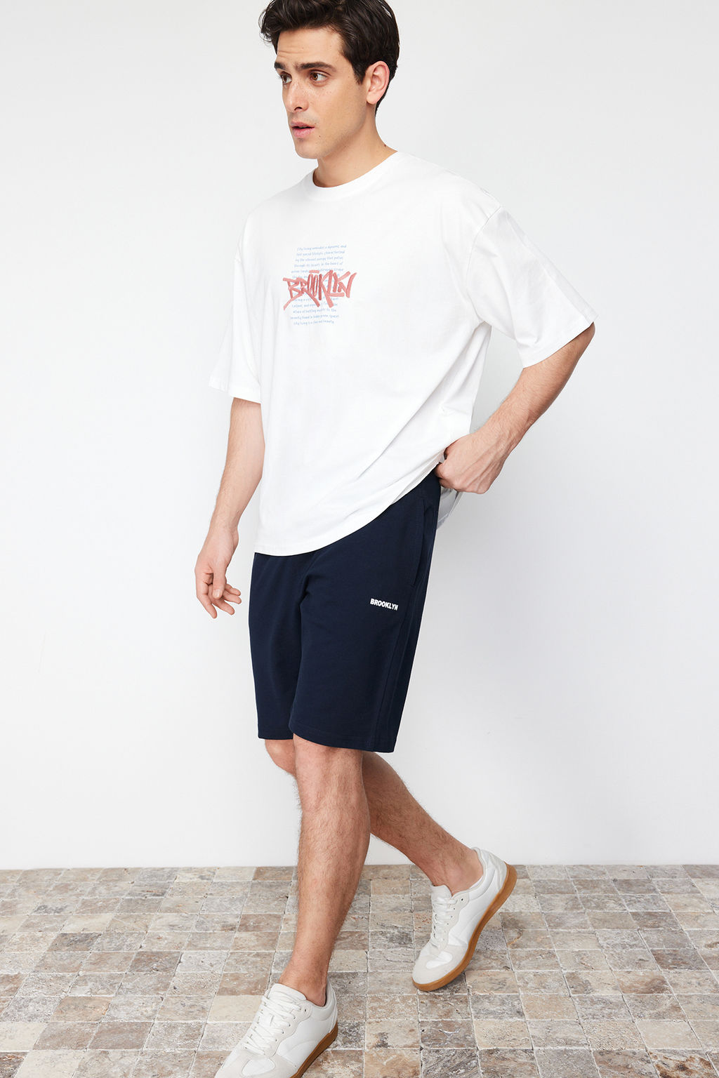 TRENDYOL MAN Lacivert Regular/Normal Kesim Orta Boy Yaz? Bask?l? Sort TMNSS21SR0377