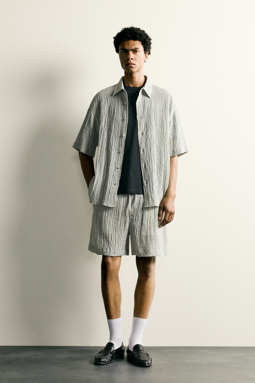 BERMUDA RELAXED FIT RELIEVE / Gris claro