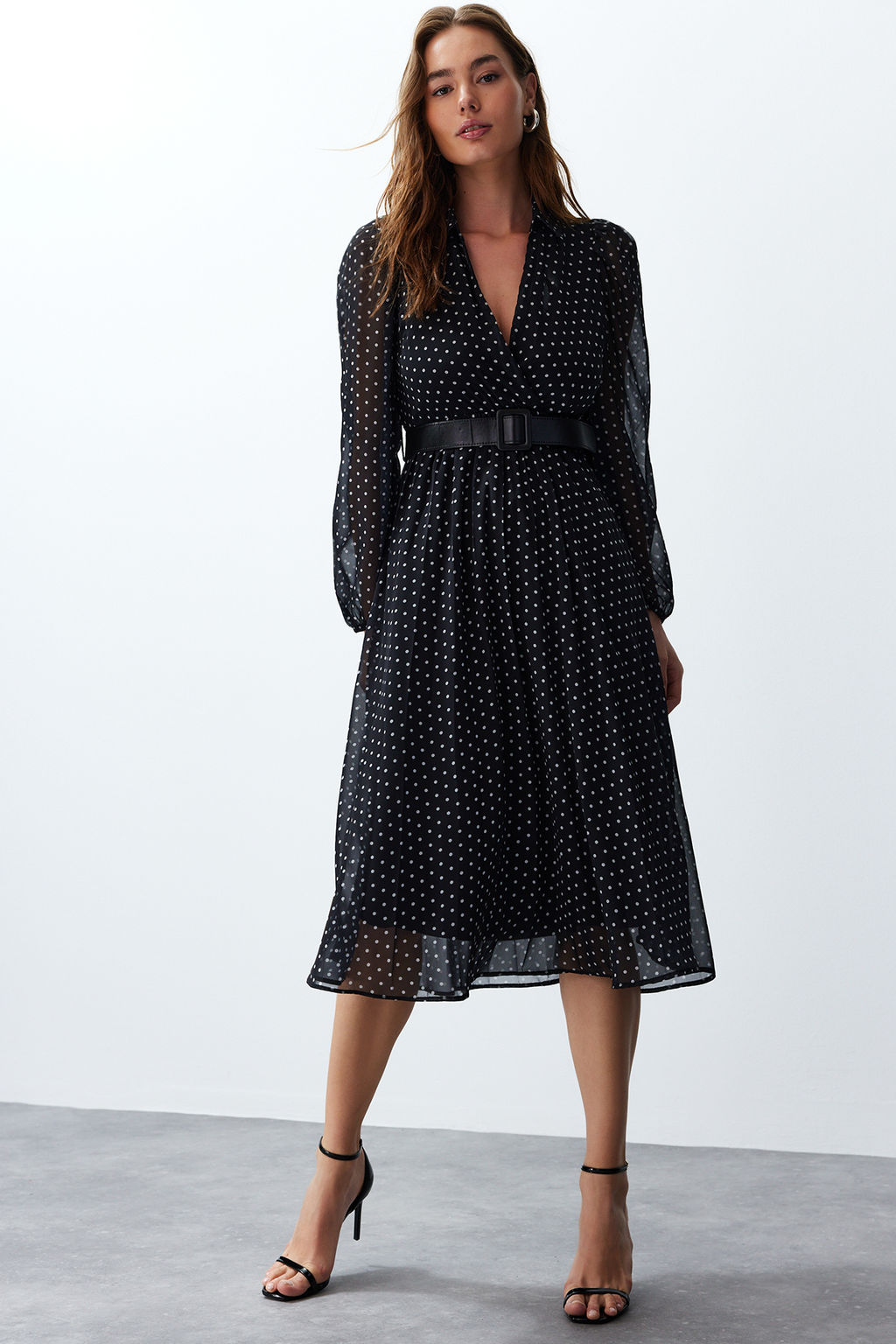 TRENDYOLMILLA Siyah Kemerli Puantiyeli Sifon Astarl? Midi Dokuma Elbise TWOSS24EL00839  фото 3