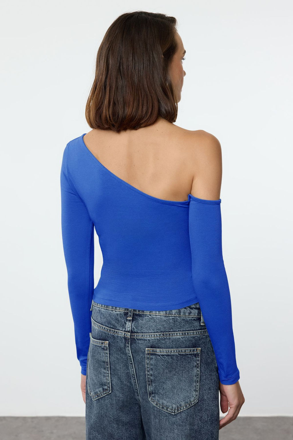 Trendyolmilla Antrasit Tek Omuz Pamuklu Esnek Fitted/Vucuda Oturan Crop Orme Bluz TWOAW24BZ00099  фото 4