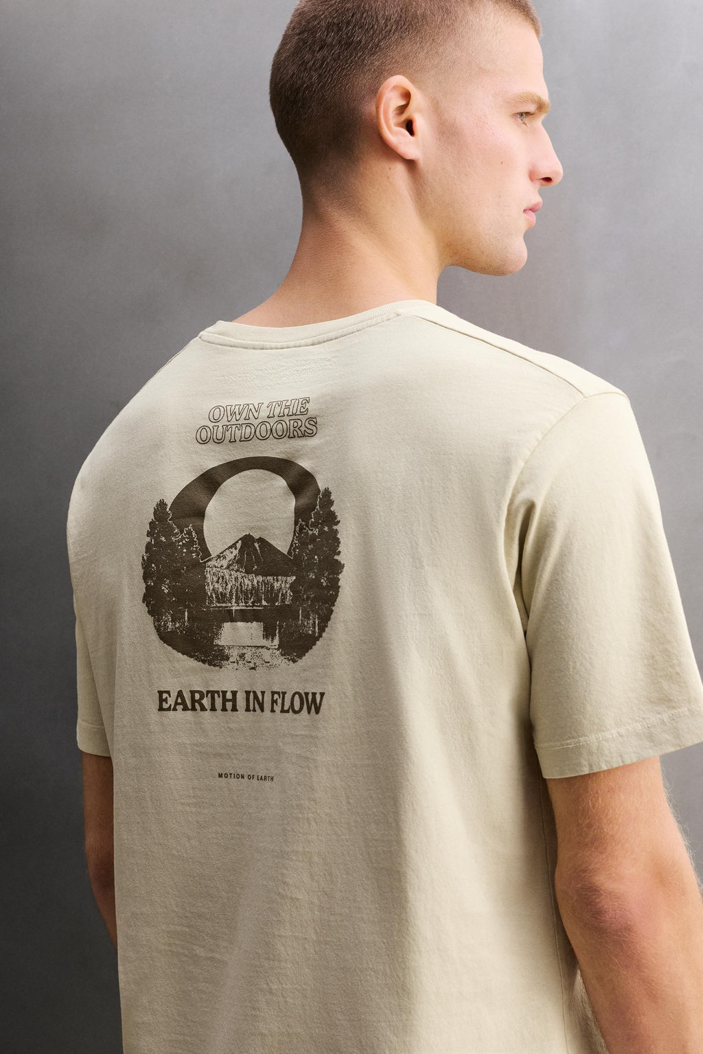 CAMISETA REGULAR FIT GR?FICO ESTAMPADO / Blanco roto