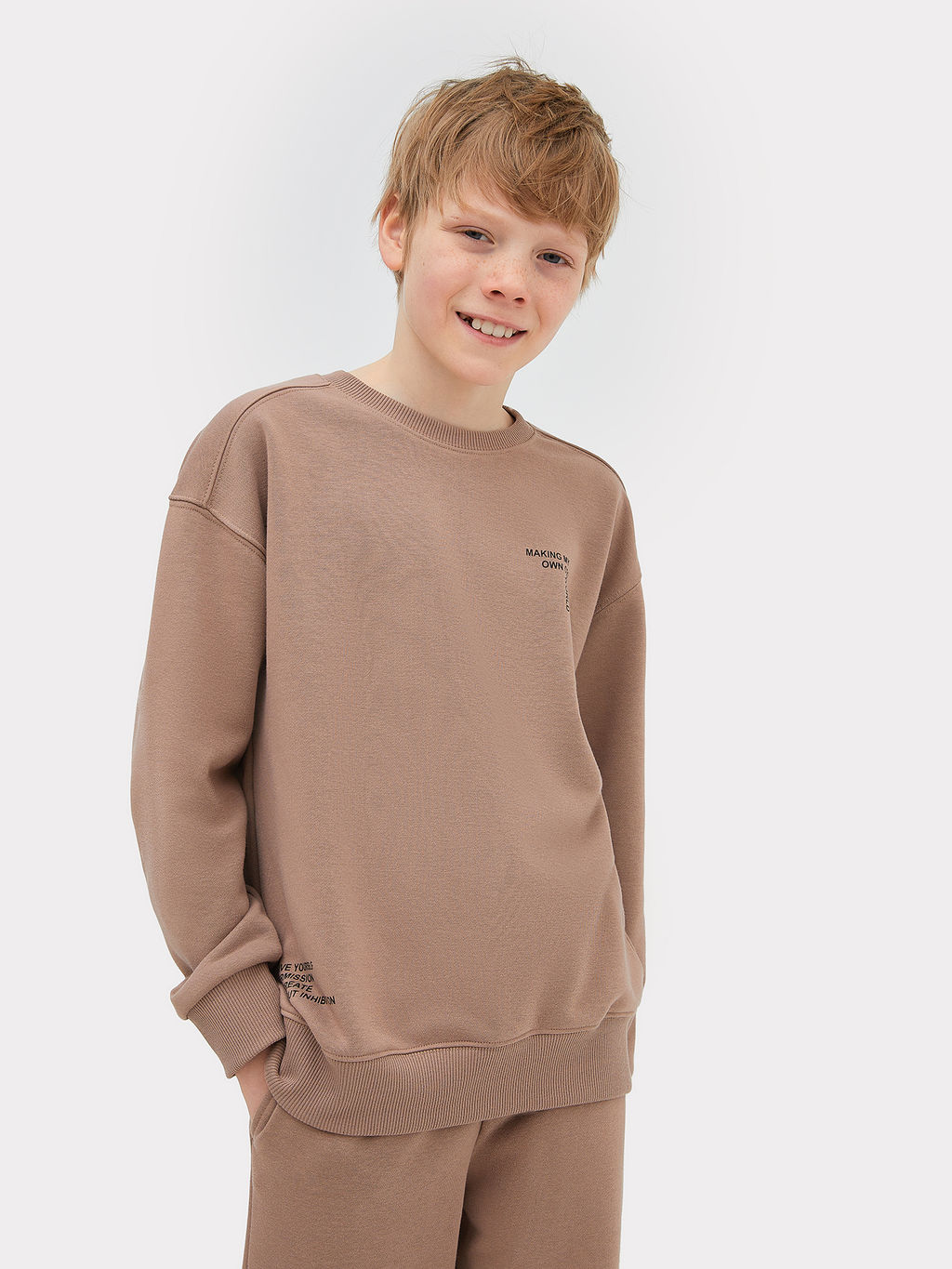Комплект для мальчиков (джемпер, брюки) в бежевом цвете с печатью - Mark formelle фото 4