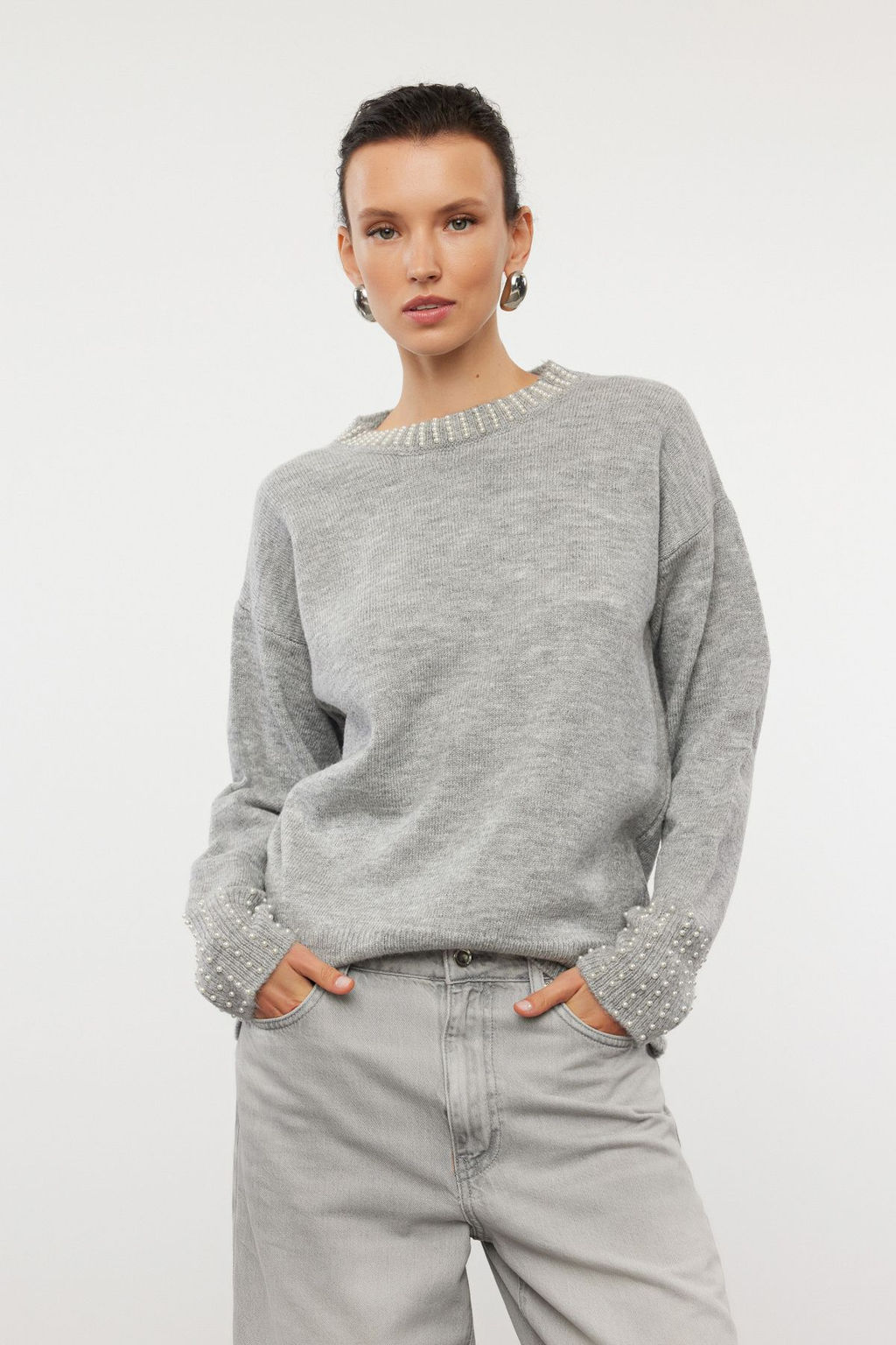 TRENDYOLMILLA Gri Yumusak Dokulu Tas Islemeli Triko Kazak TWOAW25KZ00147