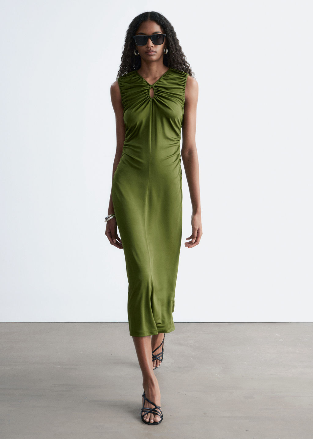 Vestido midi fruncido con escote ojo de cerradura - H&m фото 4