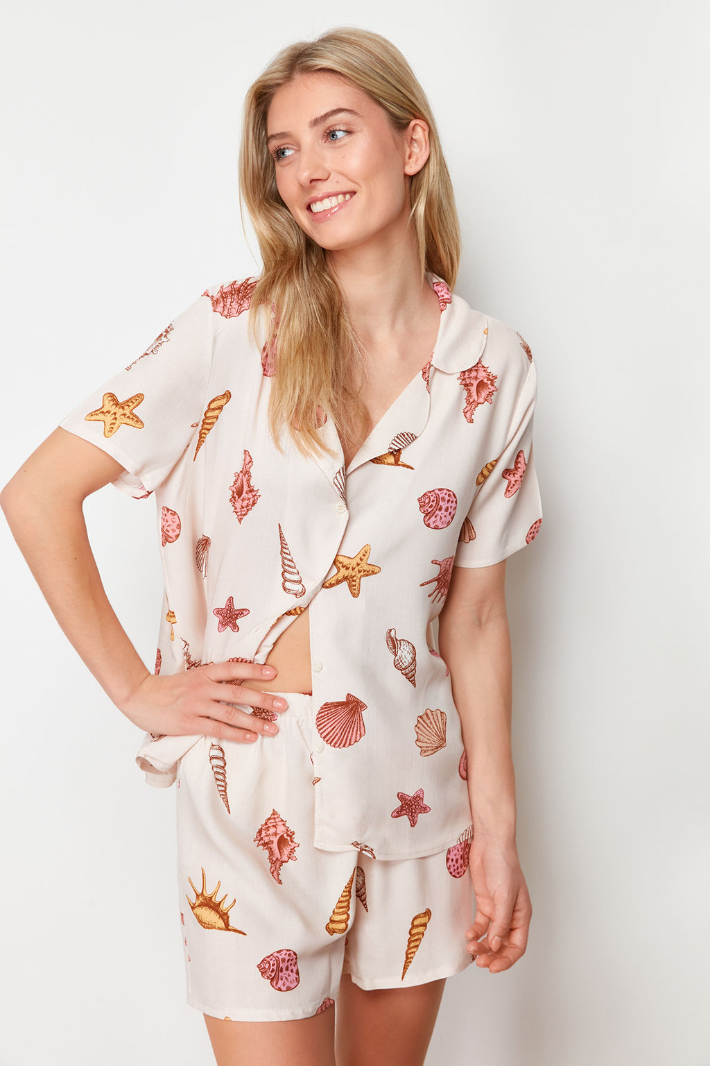 Trendyolmilla Cok Renkli Bask?l? Viskon Sortlu Dokuma Pijama Tak?m? THMSS24PT00303