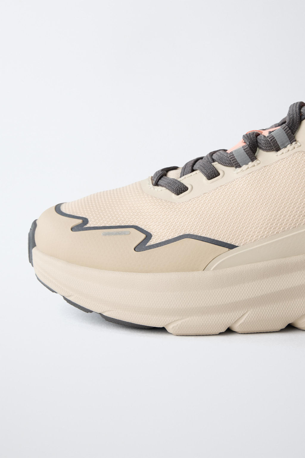 TRAINERS WITH SOLE DETAIL