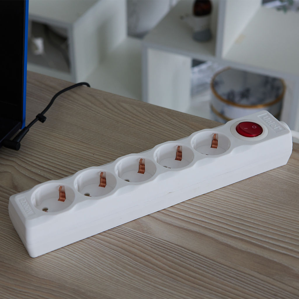 S-GSU5-3 WHITE Cетевой фильтр серии Universal, 3м (Пвс 3*0,75), 5 гнезд, с/з. 10А. Защита от перенапряжения, короткого замыкания. TM Uniel.