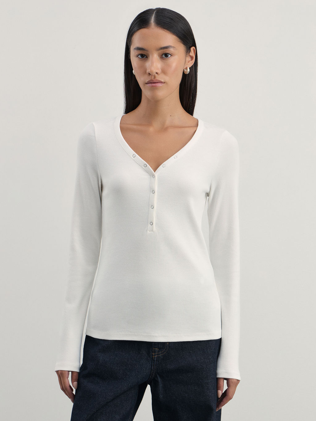 Лонгслив с V-образным вырезом в риб / Zarina  фото 4