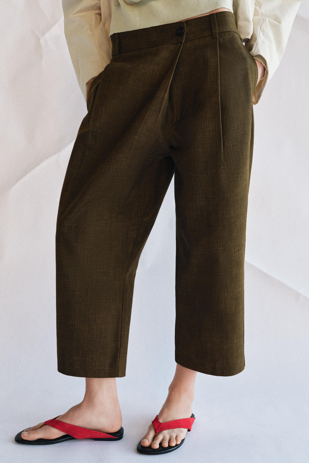 PANTAL?N CROPPED PINZAS ZW COLLECTION / Khaki - Zara фото 8