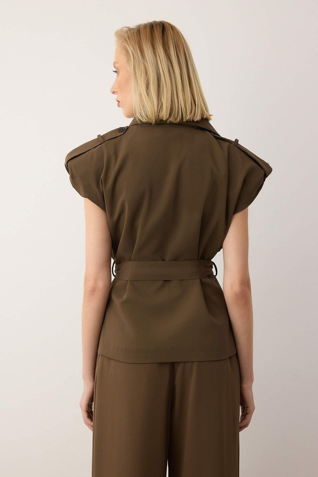 EXCLUSIVE Ac?k Haki Fitted Dokumlu Kumas Belden Oturmal? Vatkal? Astarl? Yelek TWOAW26YE00062 - Trendyolmilla фото 5