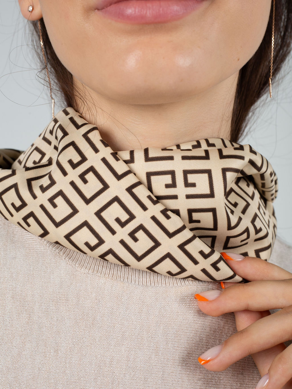 Платок на голову, с абстракцией MAGROM, бежевый, 90 х 90 см, из искусственного шелка