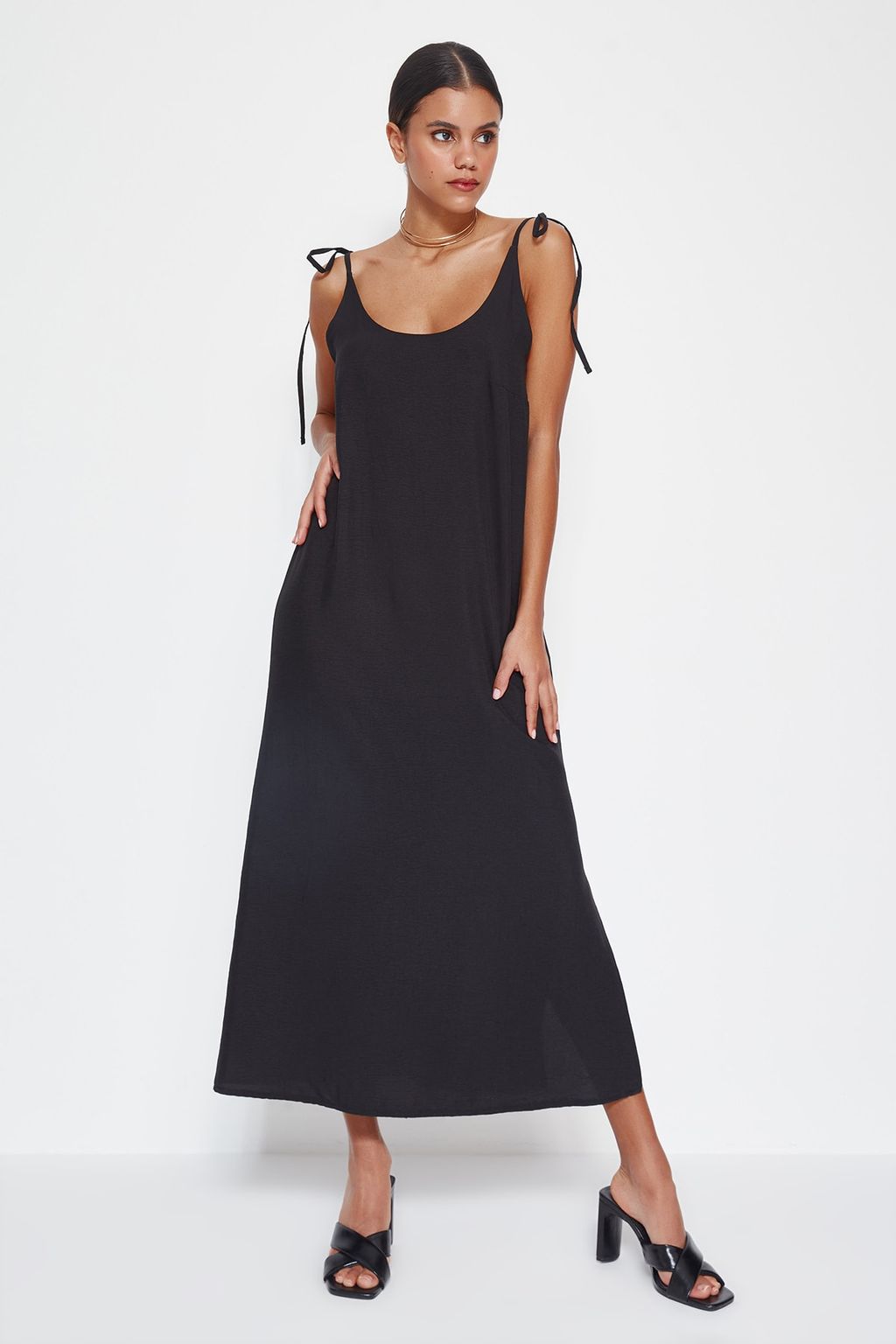 Siyah Duz Kesim Y?rtmacl? Ask?l? Midi Dokuma Elbise TWOSS23EL00413