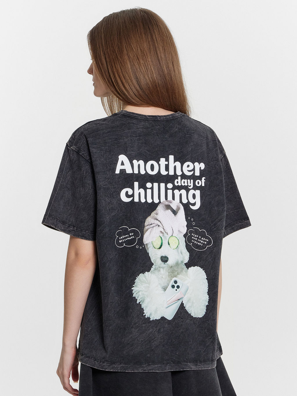 Футболка женская с принтом и надписью another day of chilling - Mark formelle фото 2