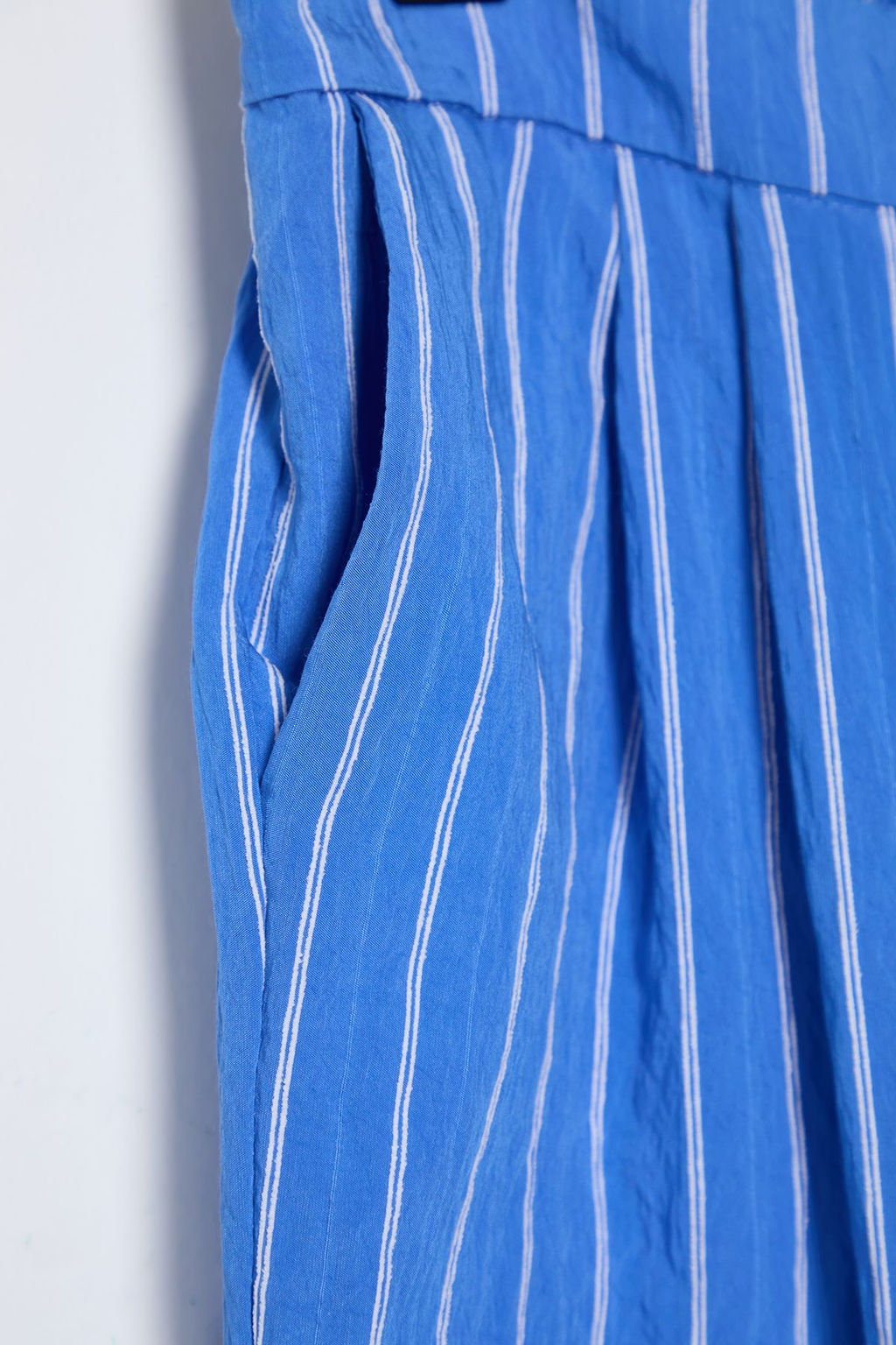 TRENDYOLMILLA Mavi Cizgili Crinkle Normal Bel Wide Leg/Genis Paca Dokuma Pantolon TWOSS25PL00017  фото 9