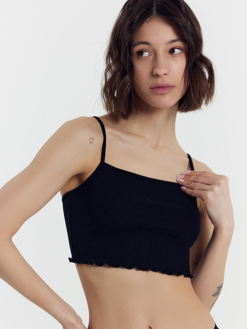 Топ на тонких бретелях черного цвета в рубчик для женщин