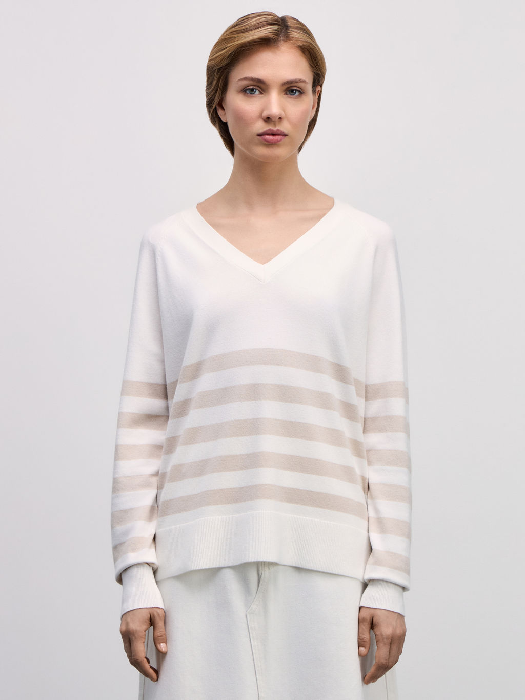 Базовый джемпер с треугольным вырезом / Zarina  фото 3