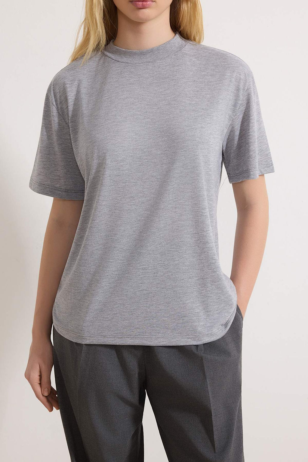 TRENDYOLMILLA Beyaz %100 Pamuk Basic Regular/Normal Kal?p Dik Yaka Orme T-Shirt TWOAW20TS0096  фото 55