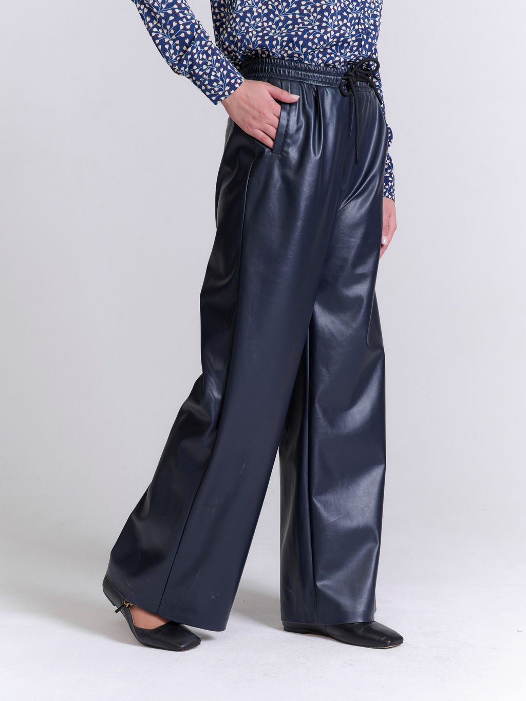 Широкие брюки из экокожи