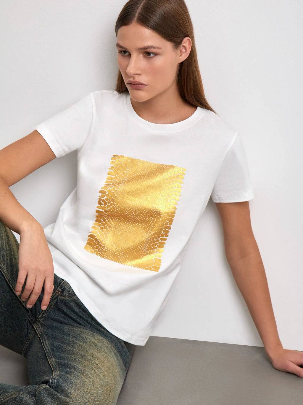 EMKA / Базовая футболка с золотым принтом, 100% хлопок  фото 3
