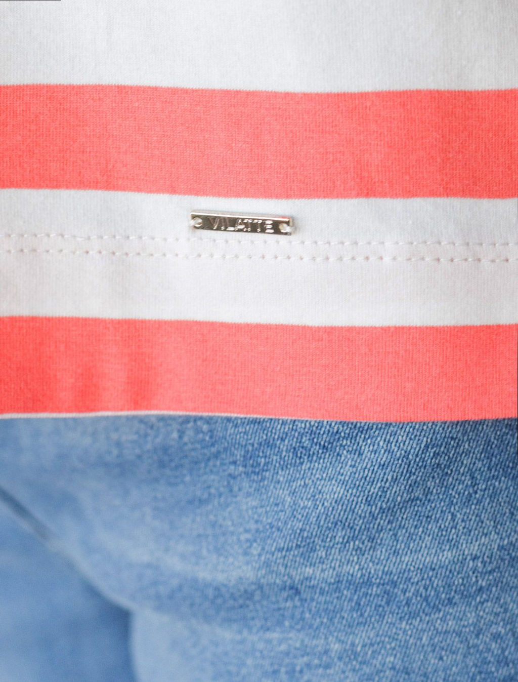 Футболка в полоску с V-вырезом и цельнокроеным рукавом из премиального хлопка