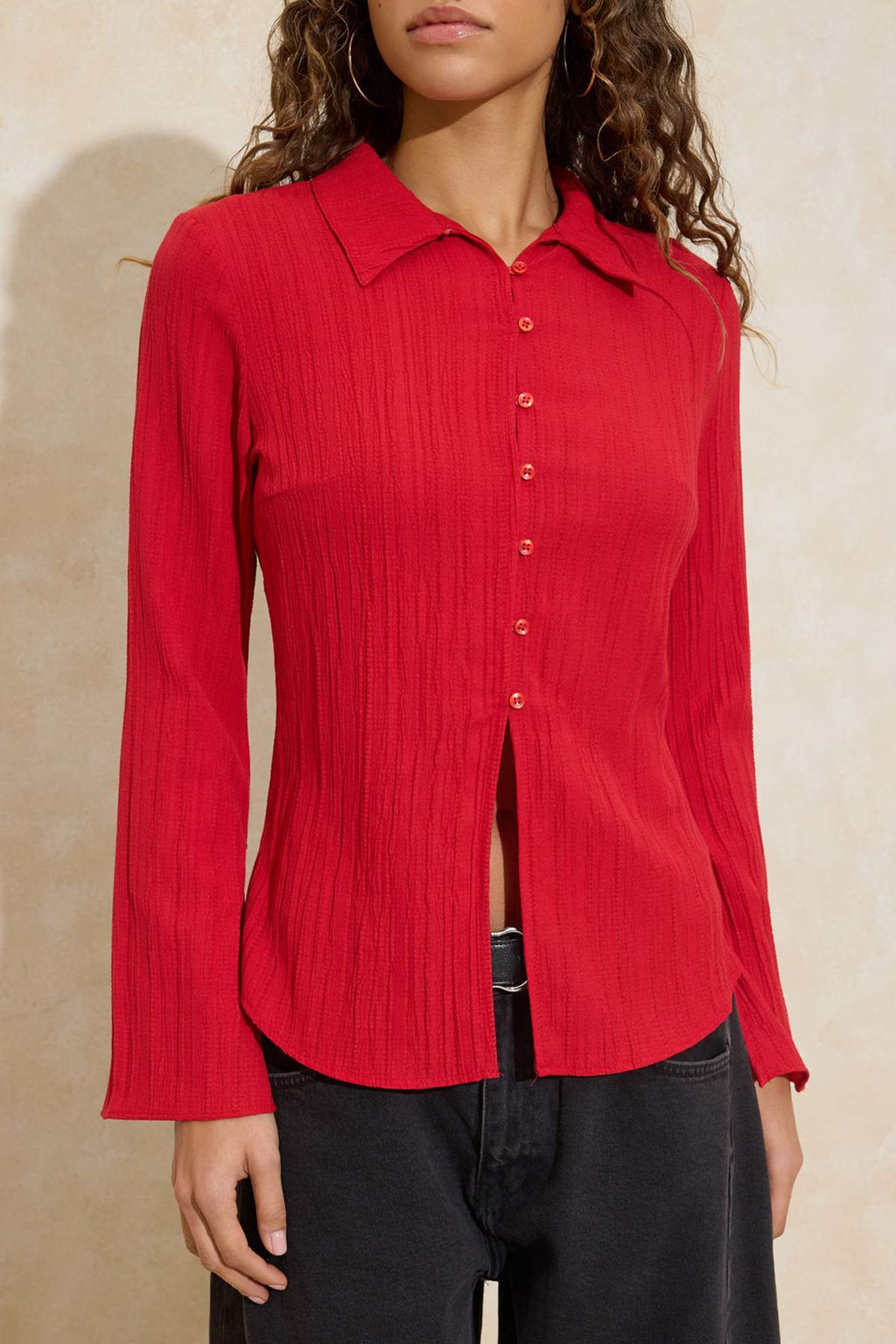 K?rm?z? Dokulu Fitted Bele Oturan Dokuma Gomlek TWOSS24GO00002