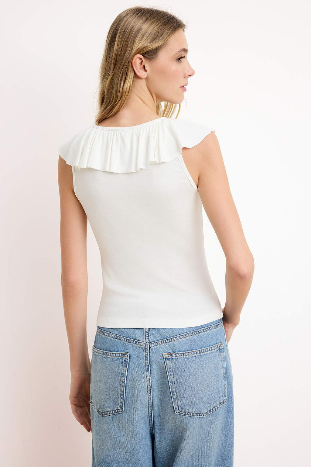 Ekru Fitted/Vucuda Oturan V Yaka Volanl?/F?rf?rl? Yumusak Orme Bluz TWOSS26BZ00359 - Trendyolmilla фото 4