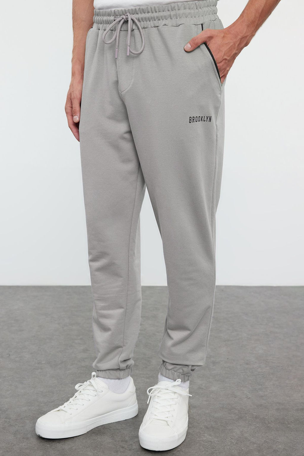 TRENDYOL MAN Lacivert Regular Fit Bask?l? Biyeli Lastik Paca Esofman Alt? TMNSS22EA0121