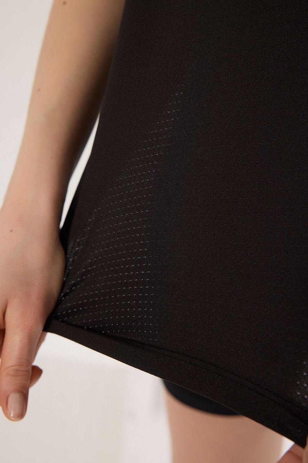 TRENDYOLMILLA Beyaz Dalg?c/Scuba Kumas Reflektor Bask?l? Spor Orme T-Shirt THMSS25TS00007 фото 3