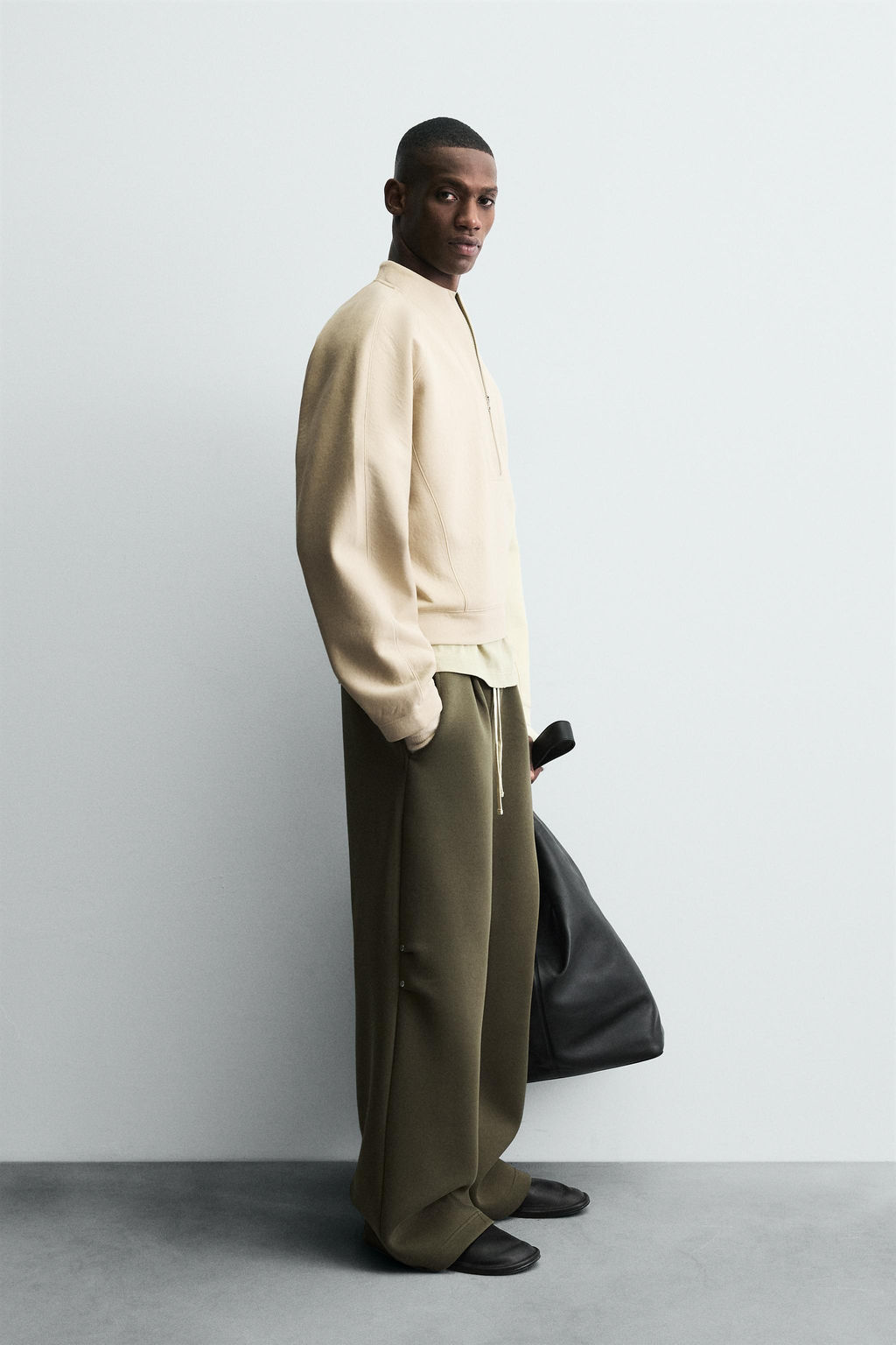 NEOPRENE-EFFECT CROPPED FIT SWEATSHIRT WITH STUD DETAIL - Zara фото 4