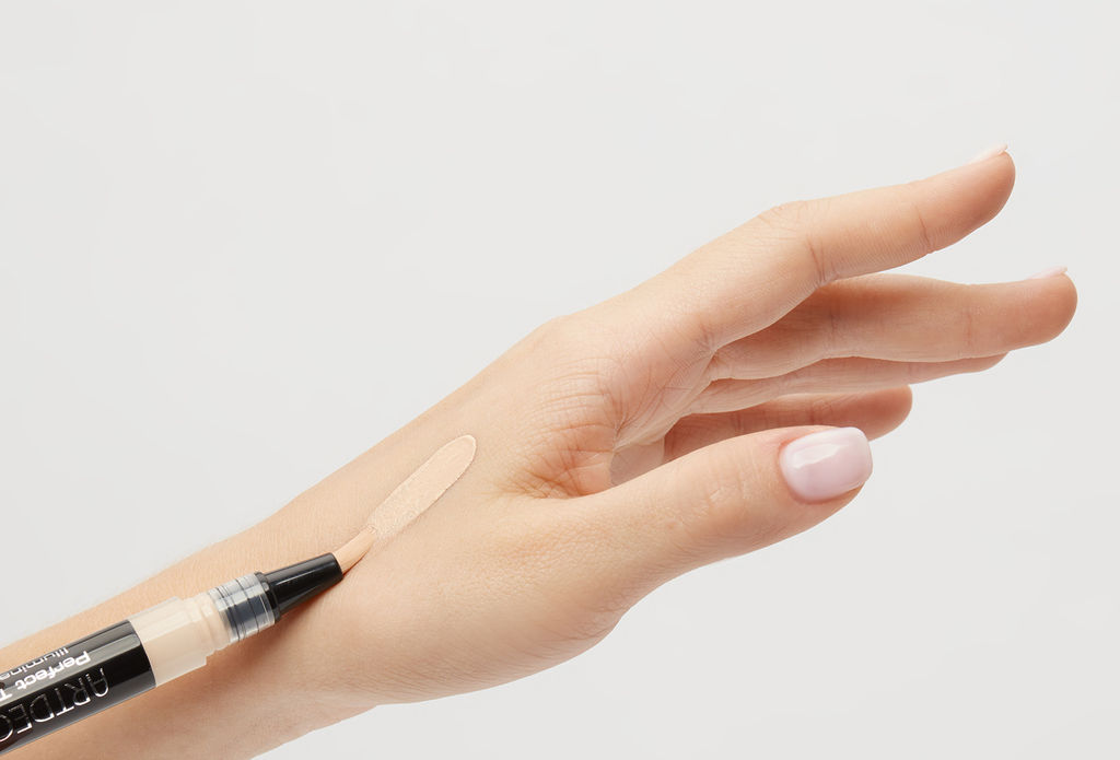 ARTDECO Консилер с кисточкой Сияние тон 8 illuminating yellow, 2 мл  фото 6