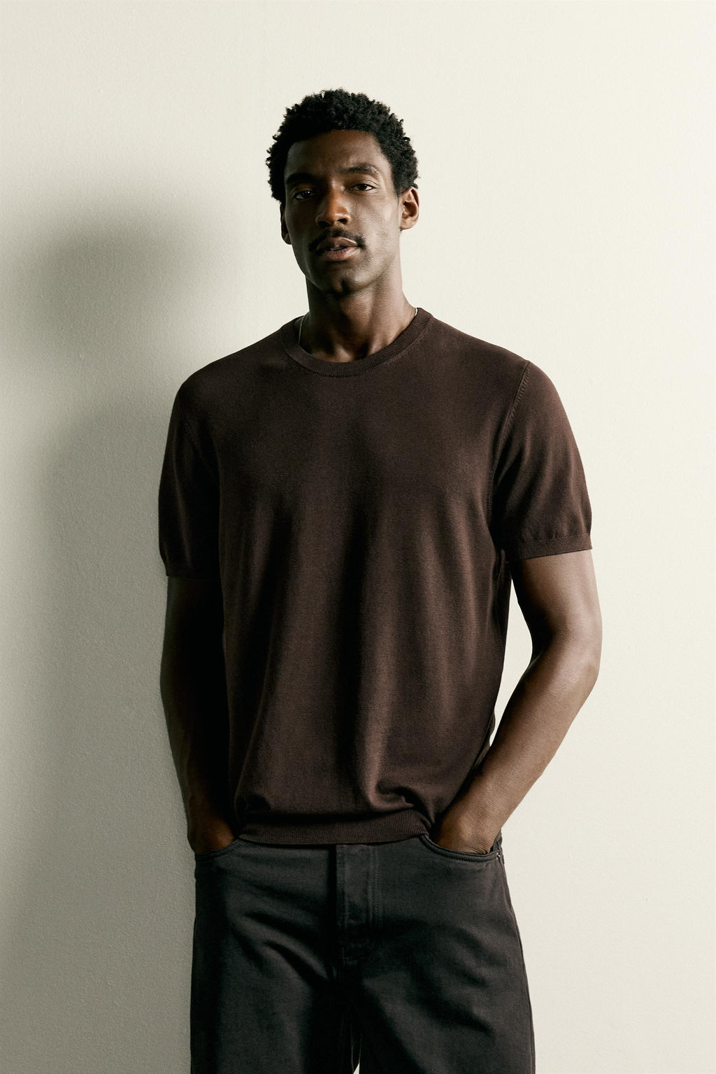 CAMISETA PUNTO REGULAR FIT B?SICO / Chocolate - Zara фото 11
