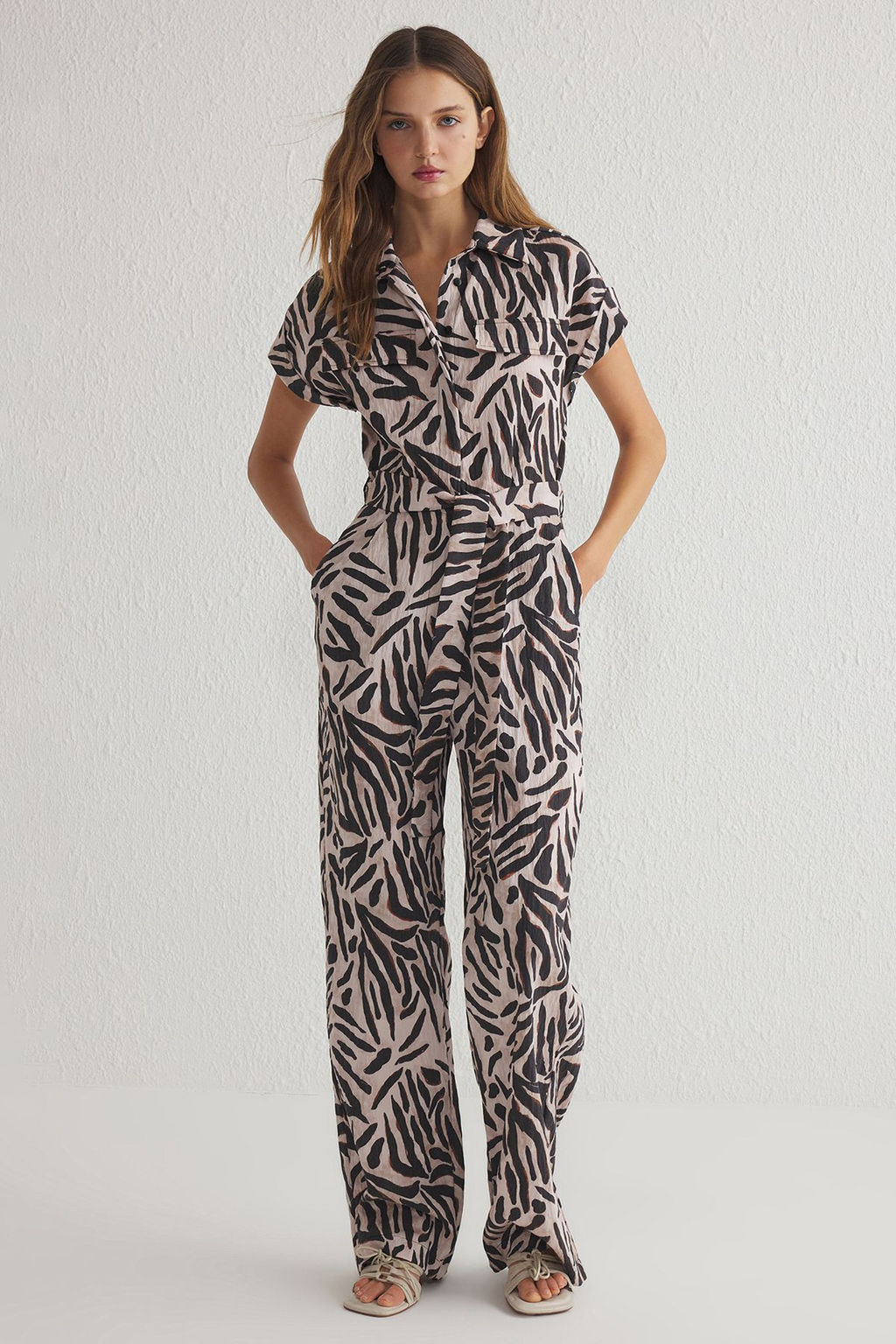 TRENDYOLMILLA Cok Renkli Kusakl? Soyut Desenli Beli Lastikli Viskon Icerikli Dokuma Tulum TWOSS25TU00007