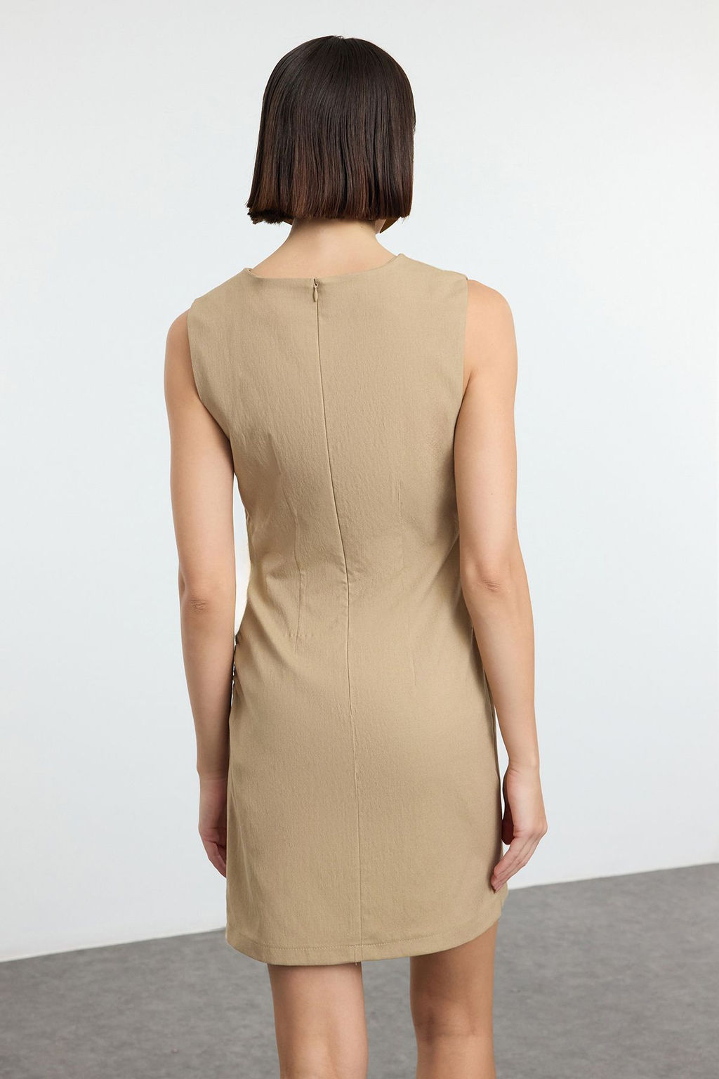 TRENDYOLMILLA Gri Duz Vucudu Saran Mini Drape Detayl? Dokuma Elbise TWOAW25EL00541  фото 7