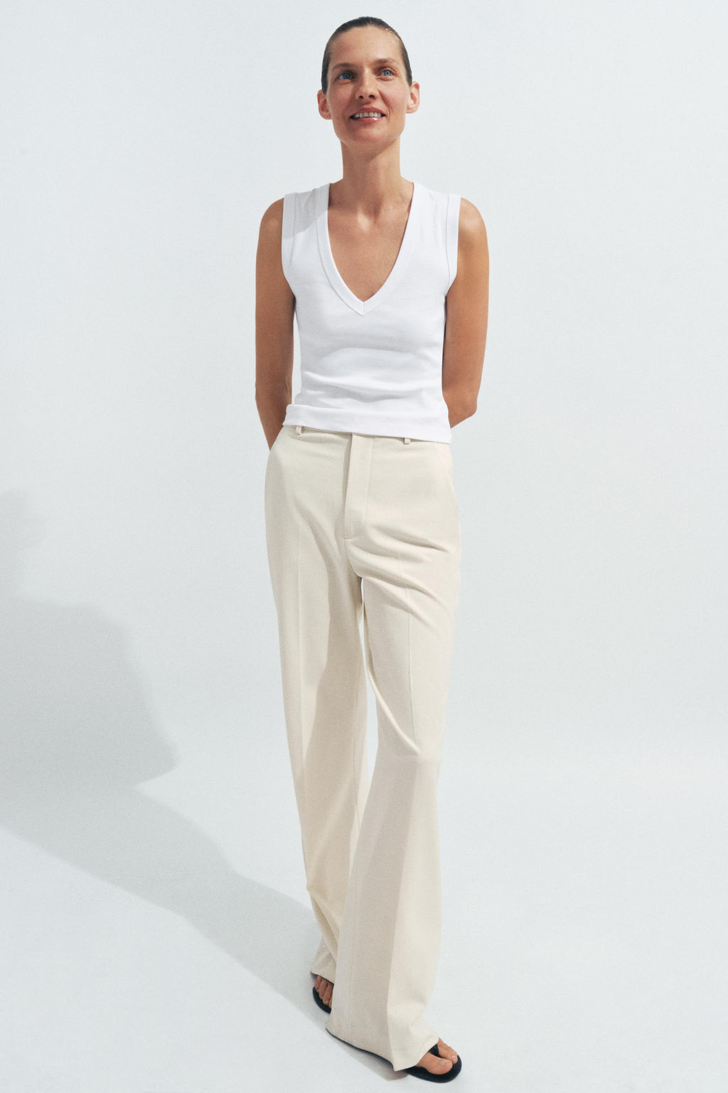 CAMISETA ALGOD?N  ESCOTE PICO / Blanco - Zara фото 2