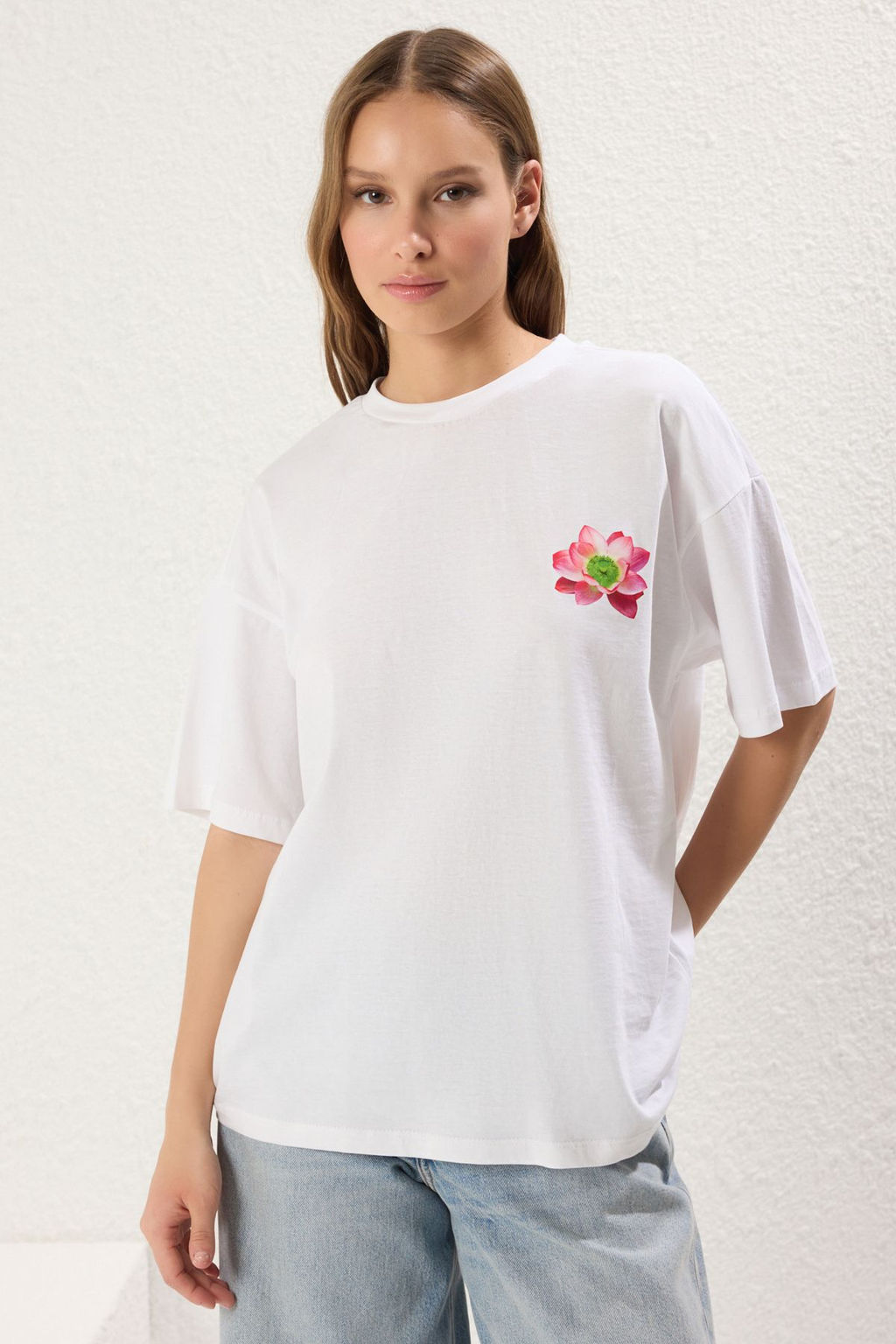 TRENDYOLMILLA Beyaz %100 Pamuk Oversize/Genis Kal?p On Arka Cicek Bask?l? Orme T-Shirt TWOSS25TS00099  фото 2