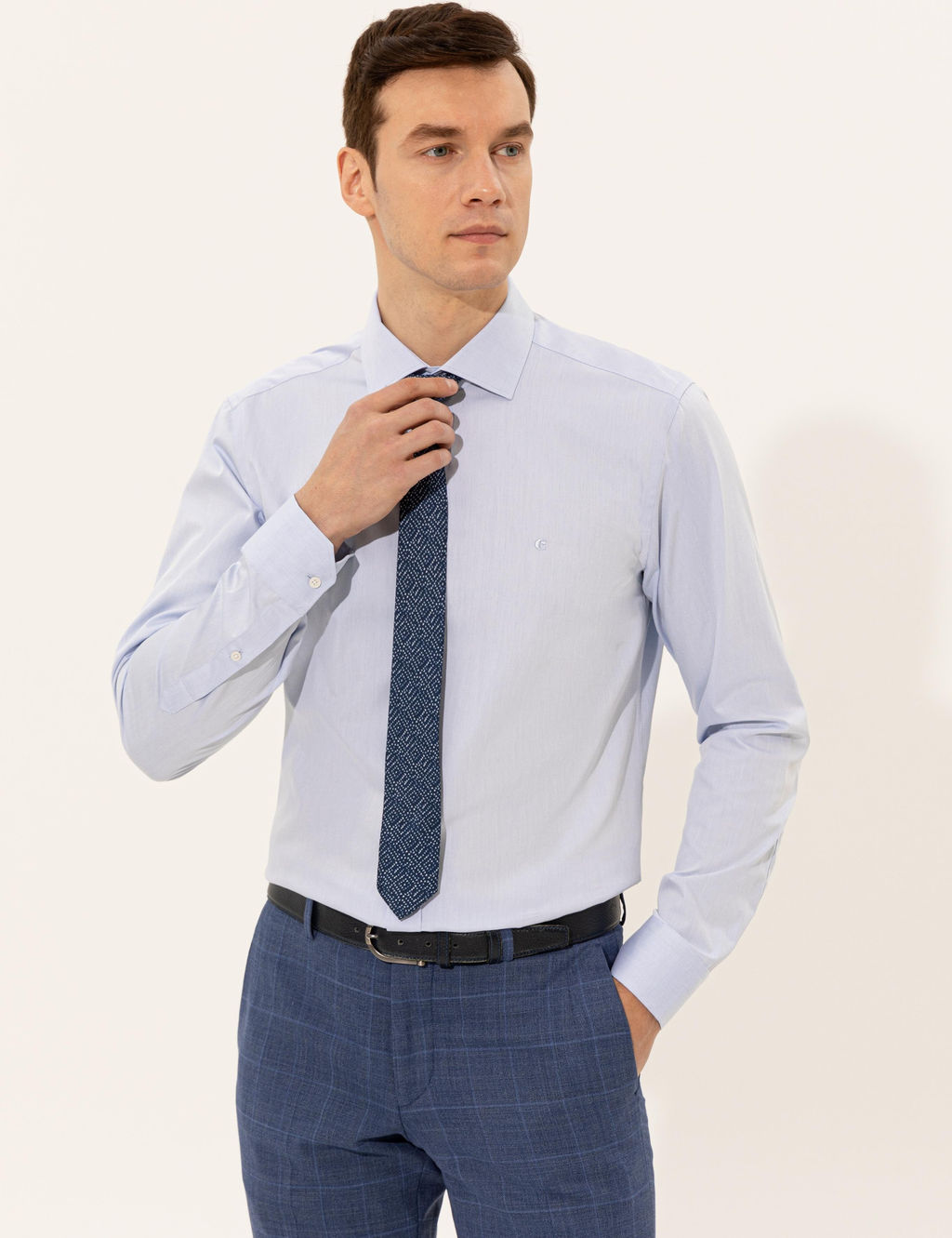 Голубая базовая рубашка зауженного кроя с длинным рукавом