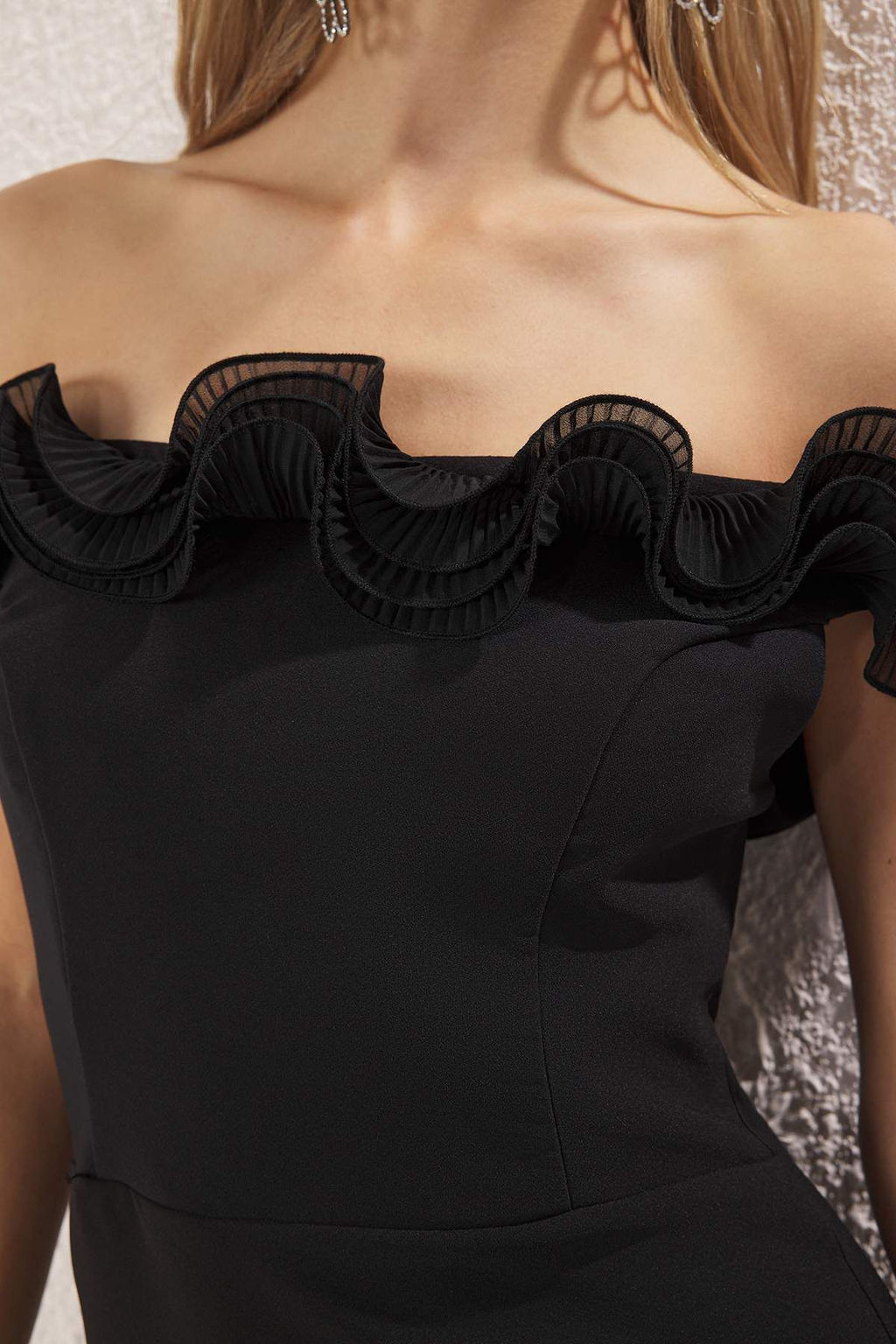 Trendyolmilla Siyah Vucuda Oturan Carmen Yaka F?rf?rl? Dokuma Midi Elbise TPRSS25EL00298