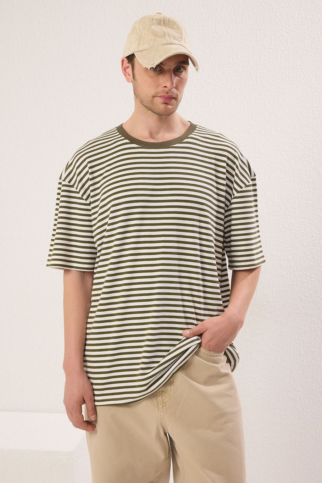 TRENDYOL MAN Haki Limited Edition Oversize/Genis Kesim T-Shirt TMNSS25TS00081