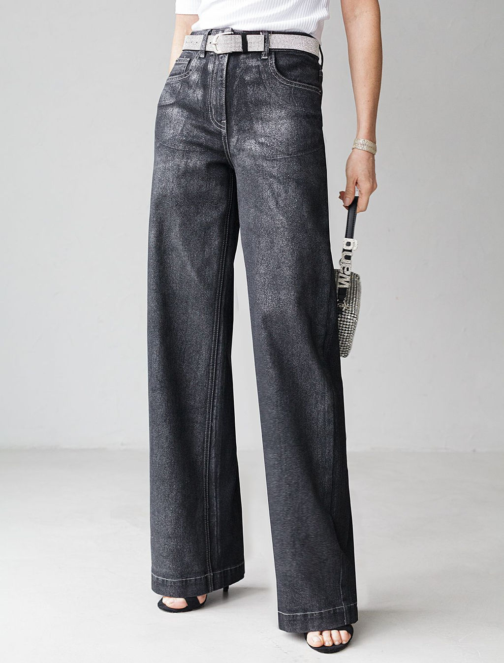 Джинсы трубы из эластичного денима с металлизированным покрытием