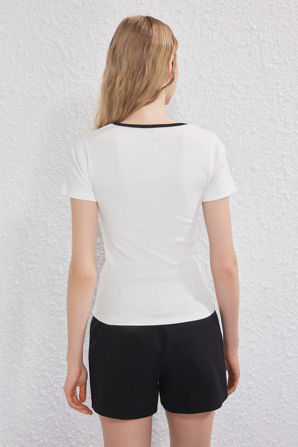 Trendyolmilla Ekru Contrast Biye Detayl? Kalp Yaka Vucuda Oturan Fitilli Esnek Orme Bluz TWOSS25BZ00517
