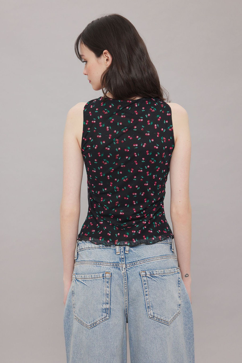 Trendyolmilla Siyah Tul Kiraz Bask?l? V Yaka Vucuda Oturan Orme Bluz TWOSS25BZ00284  фото 4