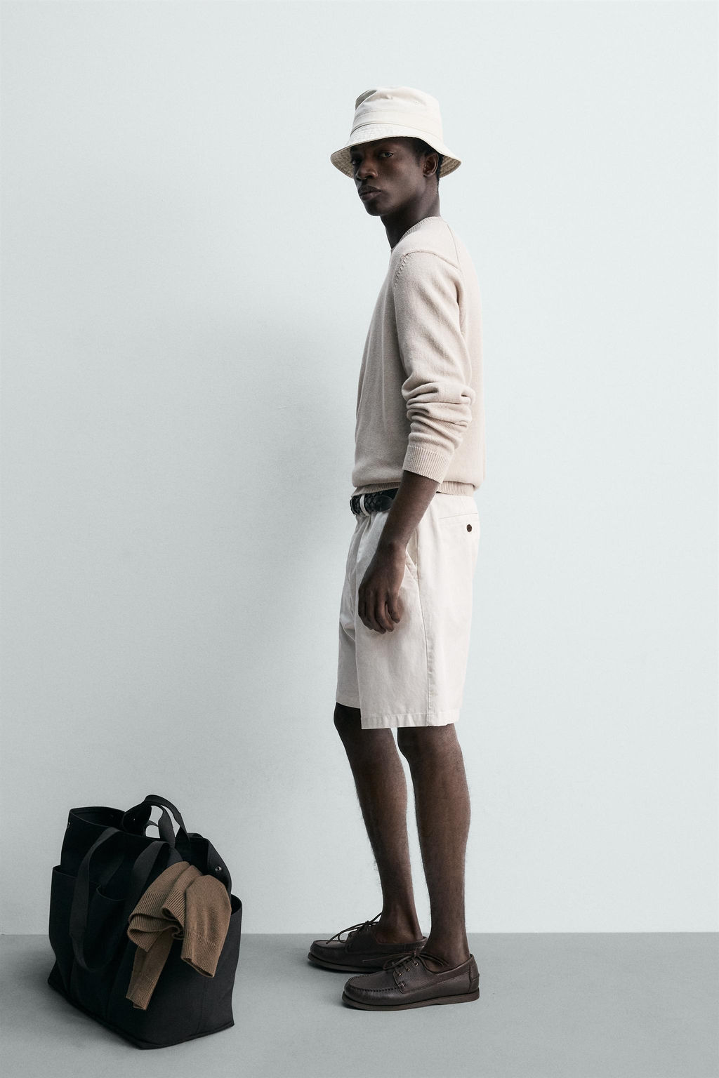 BERMUDA REGULAR FIT PLIEGUES / Blanco roto