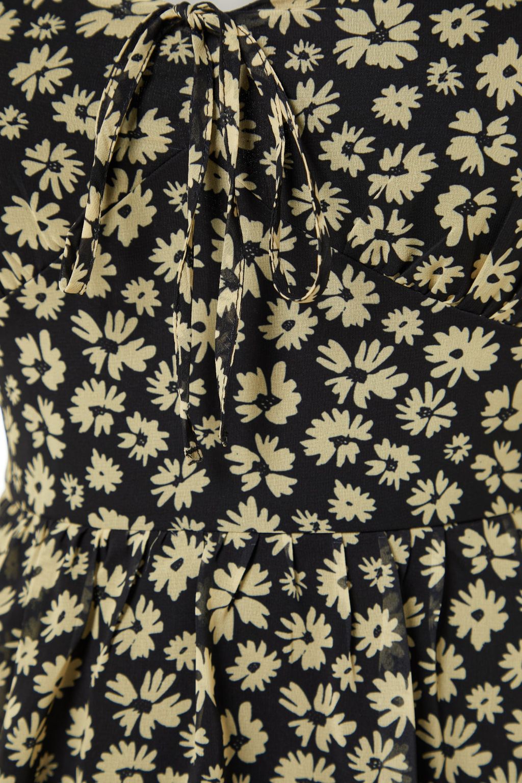 Siyah Cicekli Etegi Volanl? Skater/Belden Ac?lan Sifon Mini Astarl? Dokuma Elbise TWOSS22EL2772