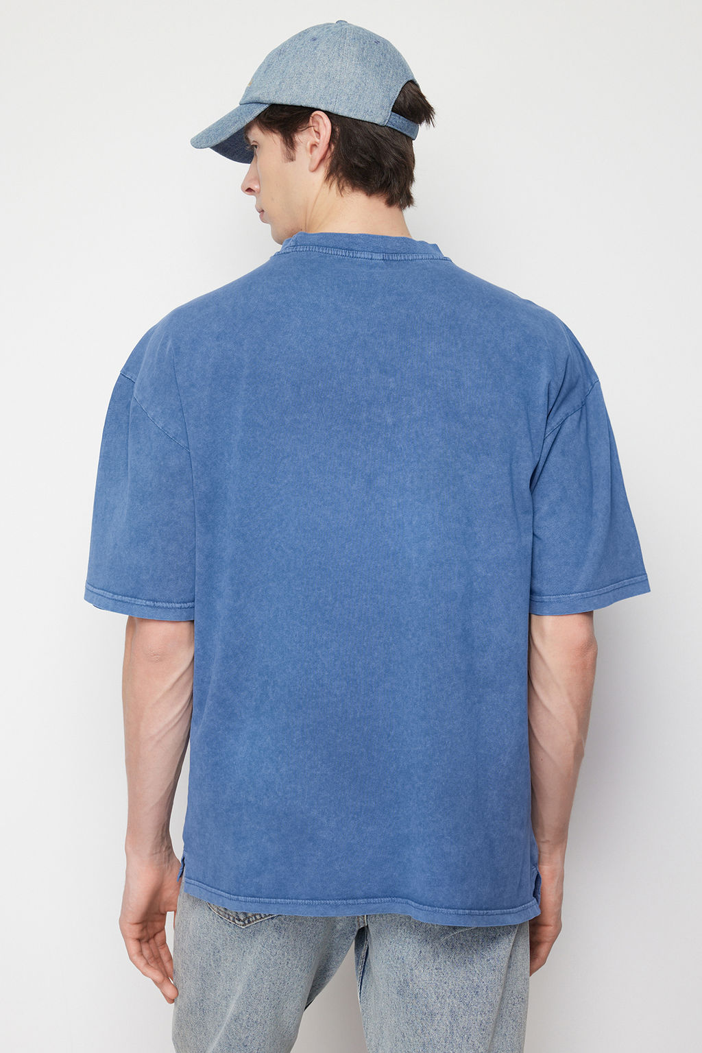 Indigo Oversize/Genis Kesim Dikisli Etiketli Soluk Efektli %100 Pamuk T-Shirt TMNSS24TS00005 - Trendyolmilla фото 7